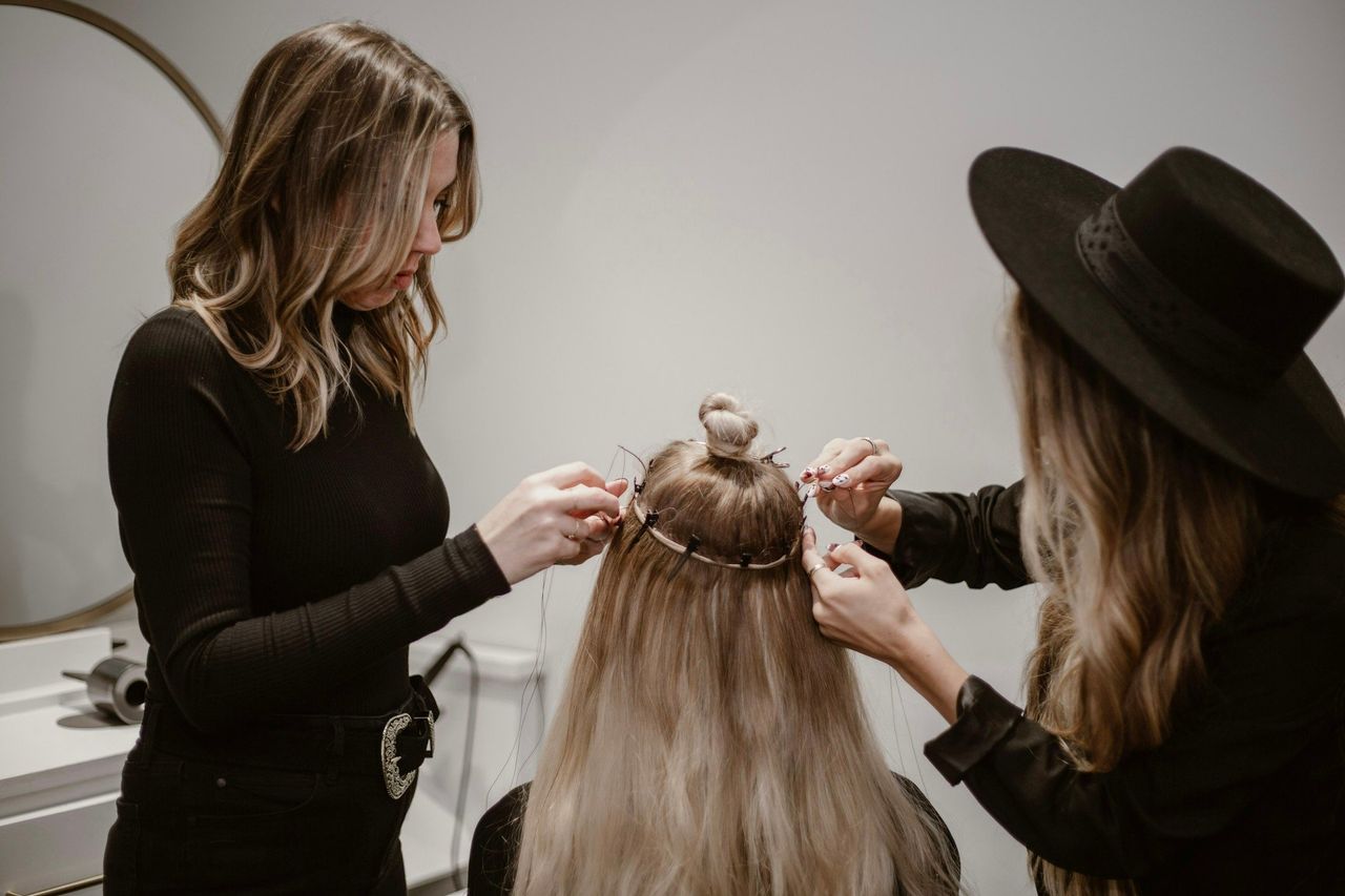 Peinado profesional. Foto: <a href="https://unsplash.com/@lindsayrc81?utm_source=Hoy%20Apps&utm_medium=referral" target="_blank" rel="noopener">Lindsay Cash</a> (<a href="https://unsplash.com/photos/a-woman-getting-her-hair-styled-by-another-woman-x1UvHQ-OWvw?utm_source=Hoy%20Apps&utm_medium=referral" target="_blank" rel="noopener">Unsplash</a>)