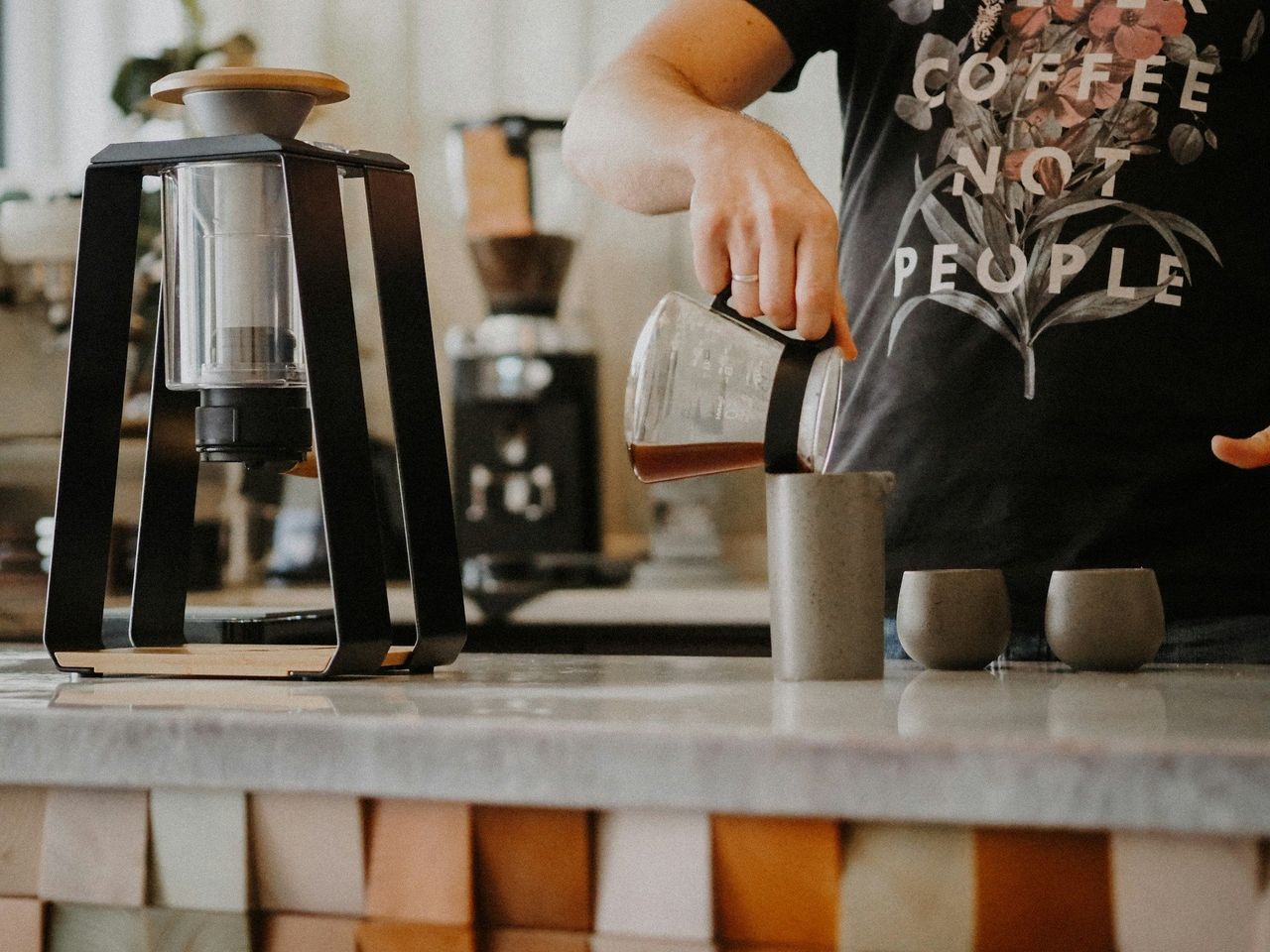 Café de especialidad. Foto: <a href="https://unsplash.com/@veronikamartinelli?utm_source=Hoy%20Apps&utm_medium=referral" target="_blank" rel="noopener">Veronika Martinelli</a> (<a href="https://unsplash.com/photos/person-pouring-coffee-on-coffee-cup-aQOZqYw-mAA?utm_source=Hoy%20Apps&utm_medium=referral" target="_blank" rel="noopener">Unsplash</a>)