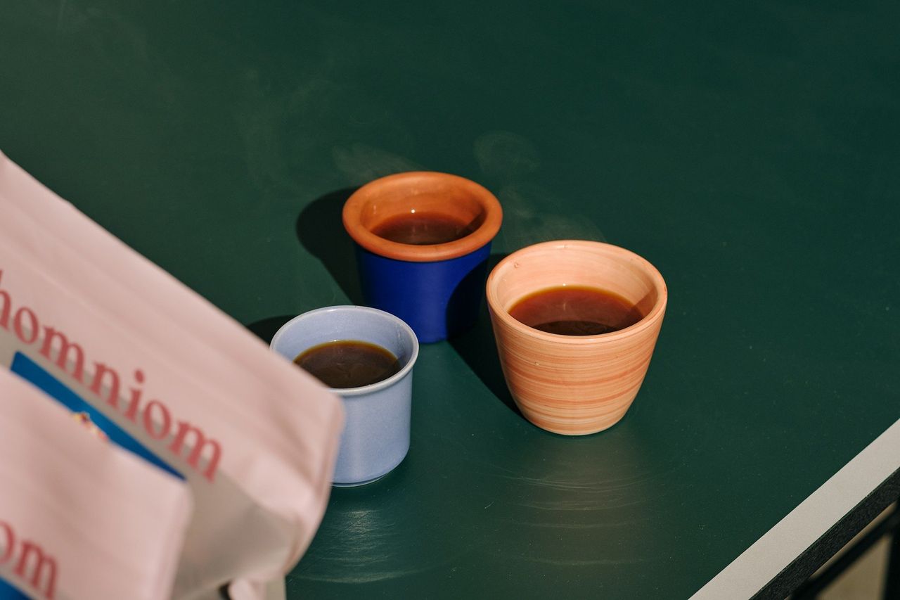Café de especialidad. Foto: <a href="https://unsplash.com/@homniom_coffee?utm_source=Hoy%20Apps&utm_medium=referral" target="_blank" rel="noopener">Homniom Coffee</a> (<a href="https://unsplash.com/photos/two-cups-of-coffee-sitting-on-top-of-a-tennis-court-Bpcwz0YuBz0?utm_source=Hoy%20Apps&utm_medium=referral" target="_blank" rel="noopener">Unsplash</a>)