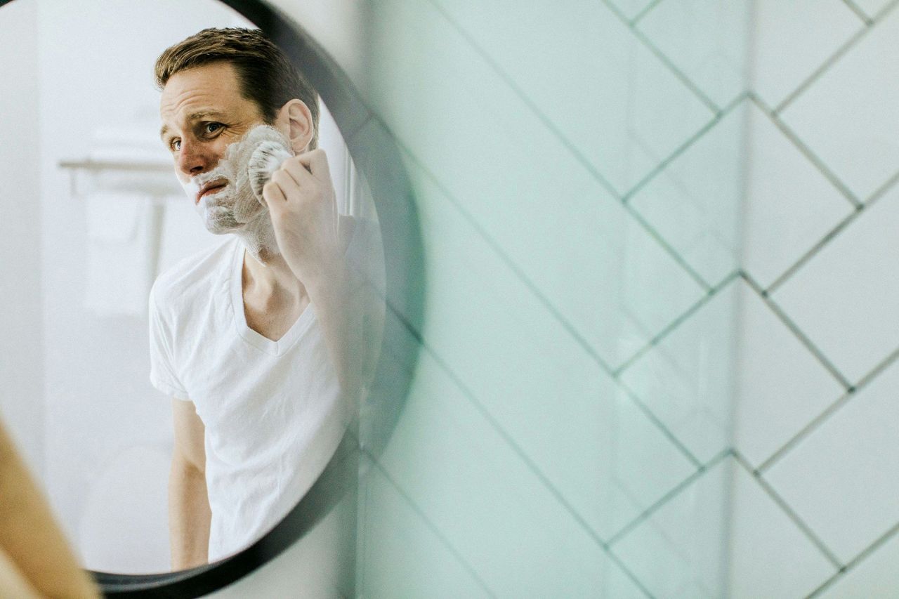 Afeitado con navaja. Foto: <a href="https://unsplash.com/@supply?utm_source=Hoy%20Apps&utm_medium=referral" target="_blank" rel="noopener">Supply</a> (<a href="https://unsplash.com/photos/man-shaving-in-front-of-mirror-_XZRGKZj5UY?utm_source=Hoy%20Apps&utm_medium=referral" target="_blank" rel="noopener">Unsplash</a>)