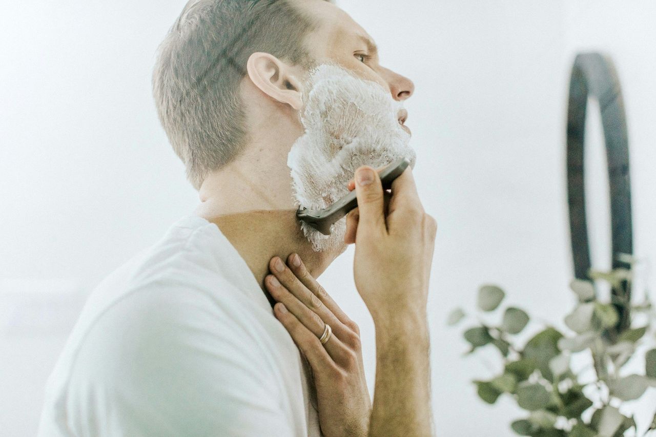 Afeitado con navaja. Foto: <a href="https://unsplash.com/@supply?utm_source=Hoy%20Apps&utm_medium=referral" target="_blank" rel="noopener">Supply</a> (<a href="https://unsplash.com/photos/man-shaving-his-beard-B8Ee_6rjxeA?utm_source=Hoy%20Apps&utm_medium=referral" target="_blank" rel="noopener">Unsplash</a>)