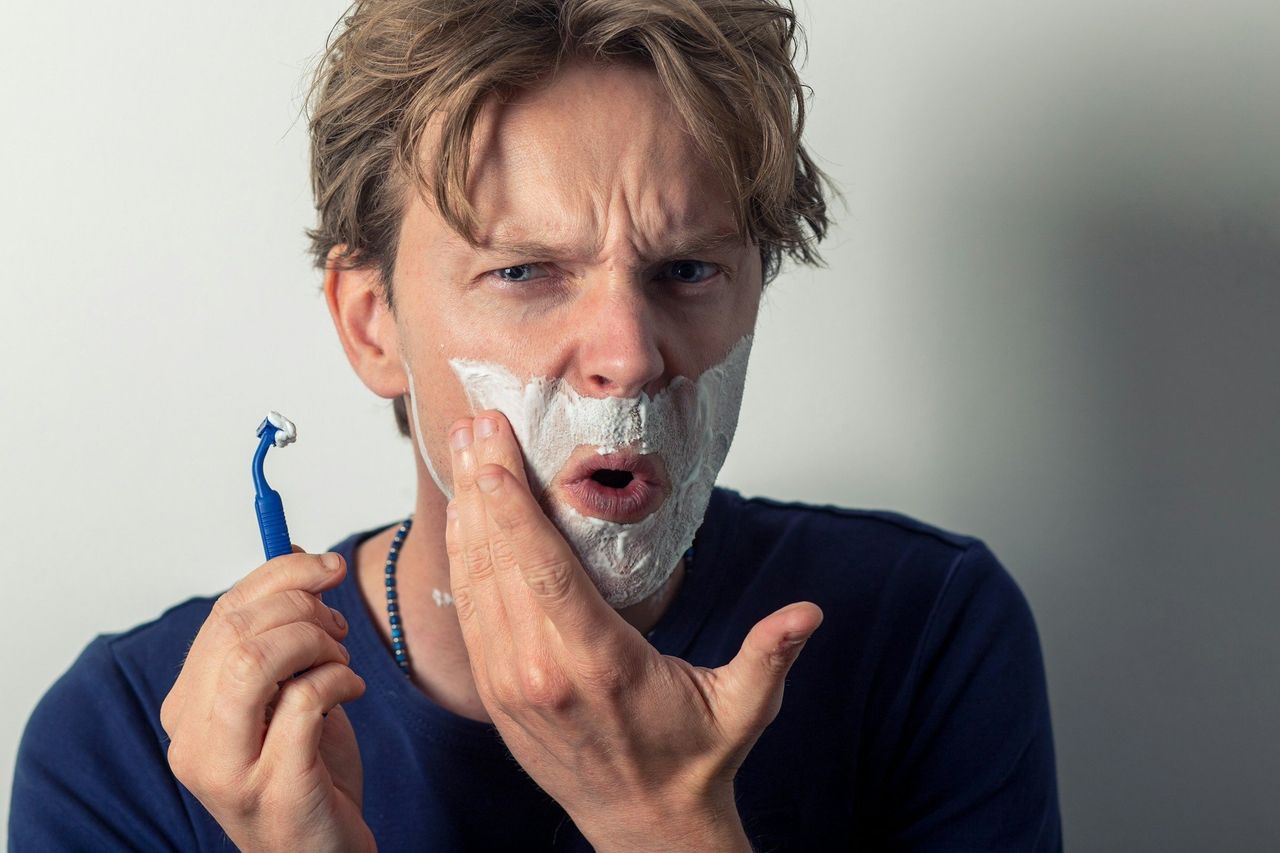 Afeitado con navaja. Foto: <a href="https://unsplash.com/@sammywilliams?utm_source=Hoy%20Apps&utm_medium=referral" target="_blank" rel="noopener">Sander Sammy</a> (<a href="https://unsplash.com/photos/woman-in-blue-long-sleeve-shirt-with-white-face-mask-g0qxXkW16TM?utm_source=Hoy%20Apps&utm_medium=referral" target="_blank" rel="noopener">Unsplash</a>)