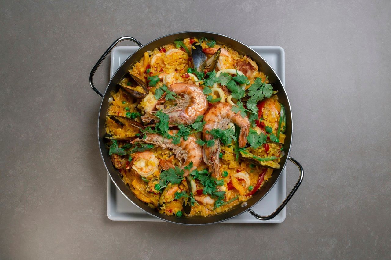 Paella valenciana. Foto: <a href="https://unsplash.com/@dougglaslopez?utm_source=Hoy%20Apps&utm_medium=referral" target="_blank" rel="noopener">Douglas Lopez</a> (<a href="https://unsplash.com/photos/black-cooking-pan-on-stove-4B0cLMtJxWw?utm_source=Hoy%20Apps&utm_medium=referral" target="_blank" rel="noopener">Unsplash</a>)