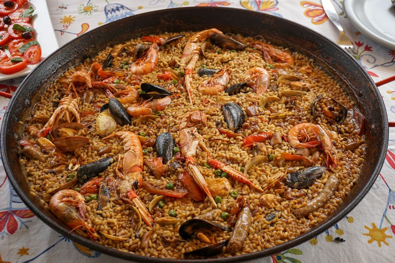 Paella valenciana. Foto: <a href="https://unsplash.com/@17_wei?utm_source=Hoy%20Apps&utm_medium=referral" target="_blank" rel="noopener">Sandra Wei</a> (<a href="https://unsplash.com/photos/cooked-food-on-black-round-plate-pgMKhgvf1O4?utm_source=Hoy%20Apps&utm_medium=referral" target="_blank" rel="noopener">Unsplash</a>)