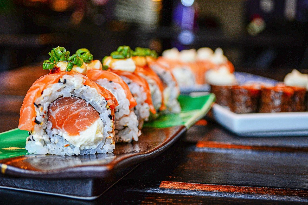 Sushi. Foto: <a href="https://unsplash.com/@viniciusbenedit?utm_source=Hoy%20Apps&utm_medium=referral" target="_blank" rel="noopener">Vinicius Benedit</a> (<a href="https://unsplash.com/photos/salmon-sushi-rolls-on-plate--1GEAA8q3wk?utm_source=Hoy%20Apps&utm_medium=referral" target="_blank" rel="noopener">Unsplash</a>)