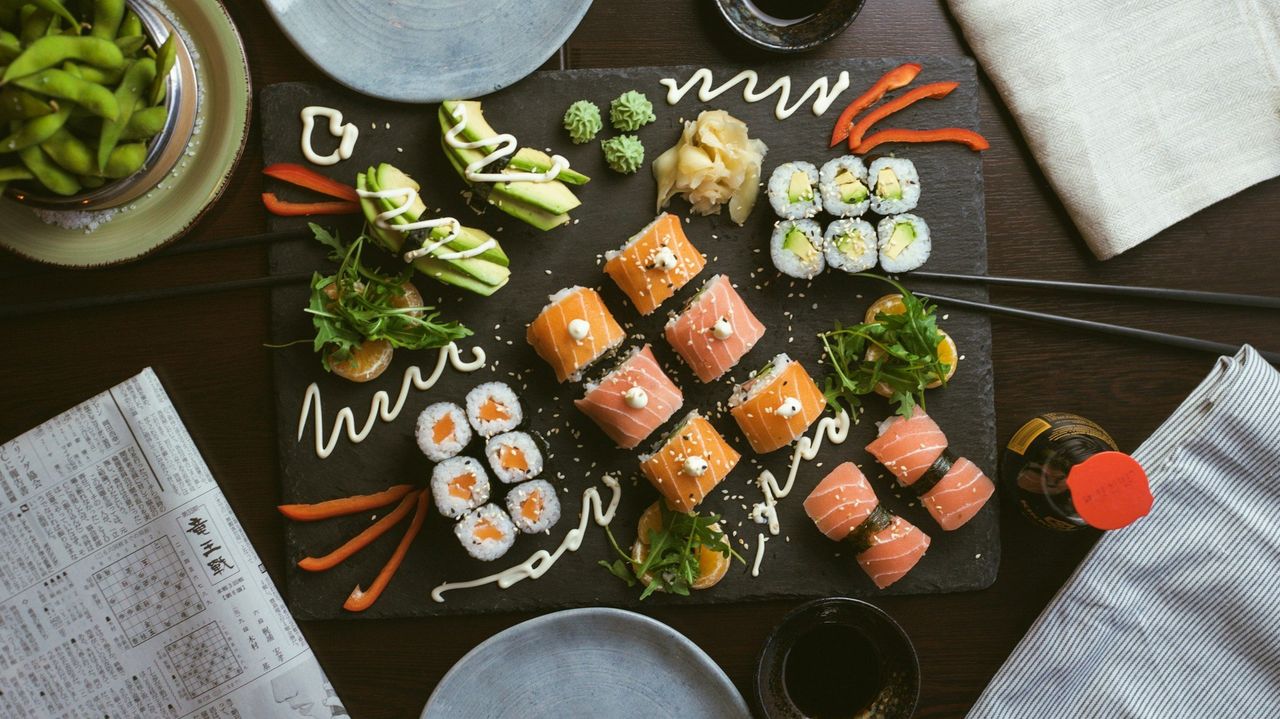 Sushi. Foto: <a href="https://unsplash.com/@jckbck?utm_source=Hoy%20Apps&utm_medium=referral" target="_blank" rel="noopener">Jakub Dziubak</a> (<a href="https://unsplash.com/photos/sushi-on-black-ceramic-plate-iOHJKJqO6E0?utm_source=Hoy%20Apps&utm_medium=referral" target="_blank" rel="noopener">Unsplash</a>)