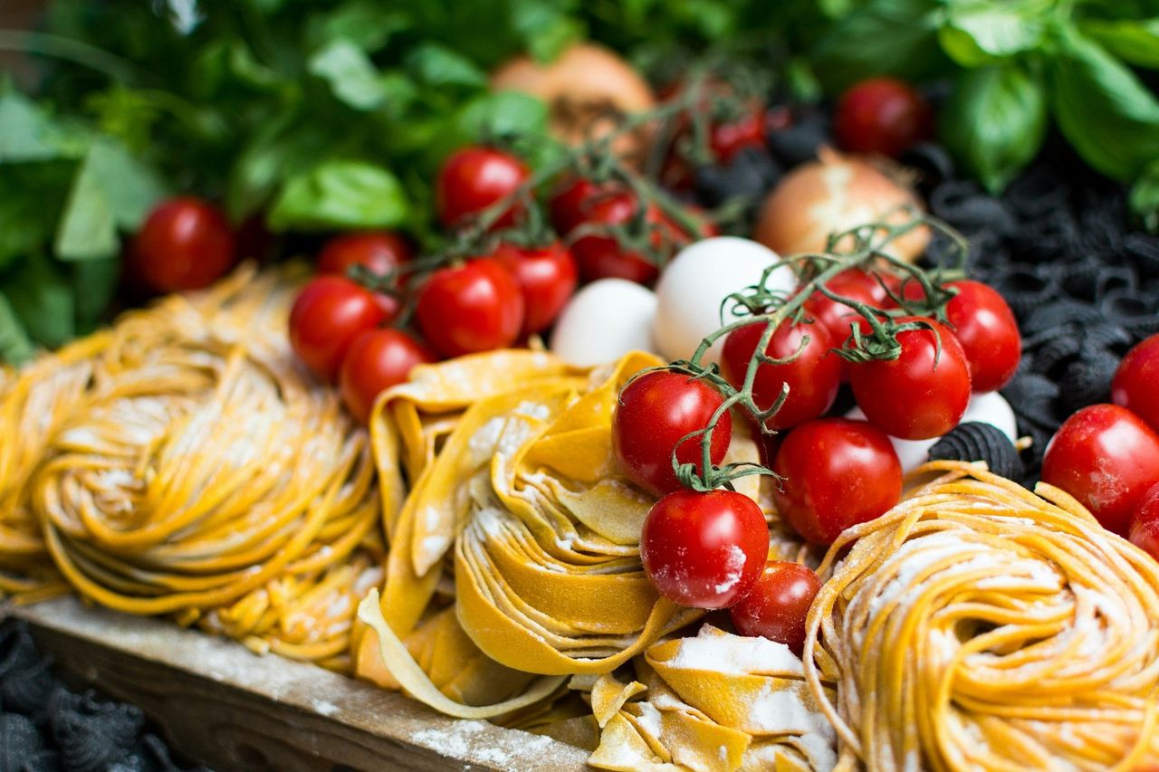 Pasta italiana. Foto: <a href="https://unsplash.com/@foodiesfeed?utm_source=Hoy%20Apps&utm_medium=referral" target="_blank" rel="noopener">Jakub Kapusnak</a> (<a href="https://unsplash.com/photos/yellow-pasta-and-cherry-tomatoes-tEVisOXz26Y?utm_source=Hoy%20Apps&utm_medium=referral" target="_blank" rel="noopener">Unsplash</a>)