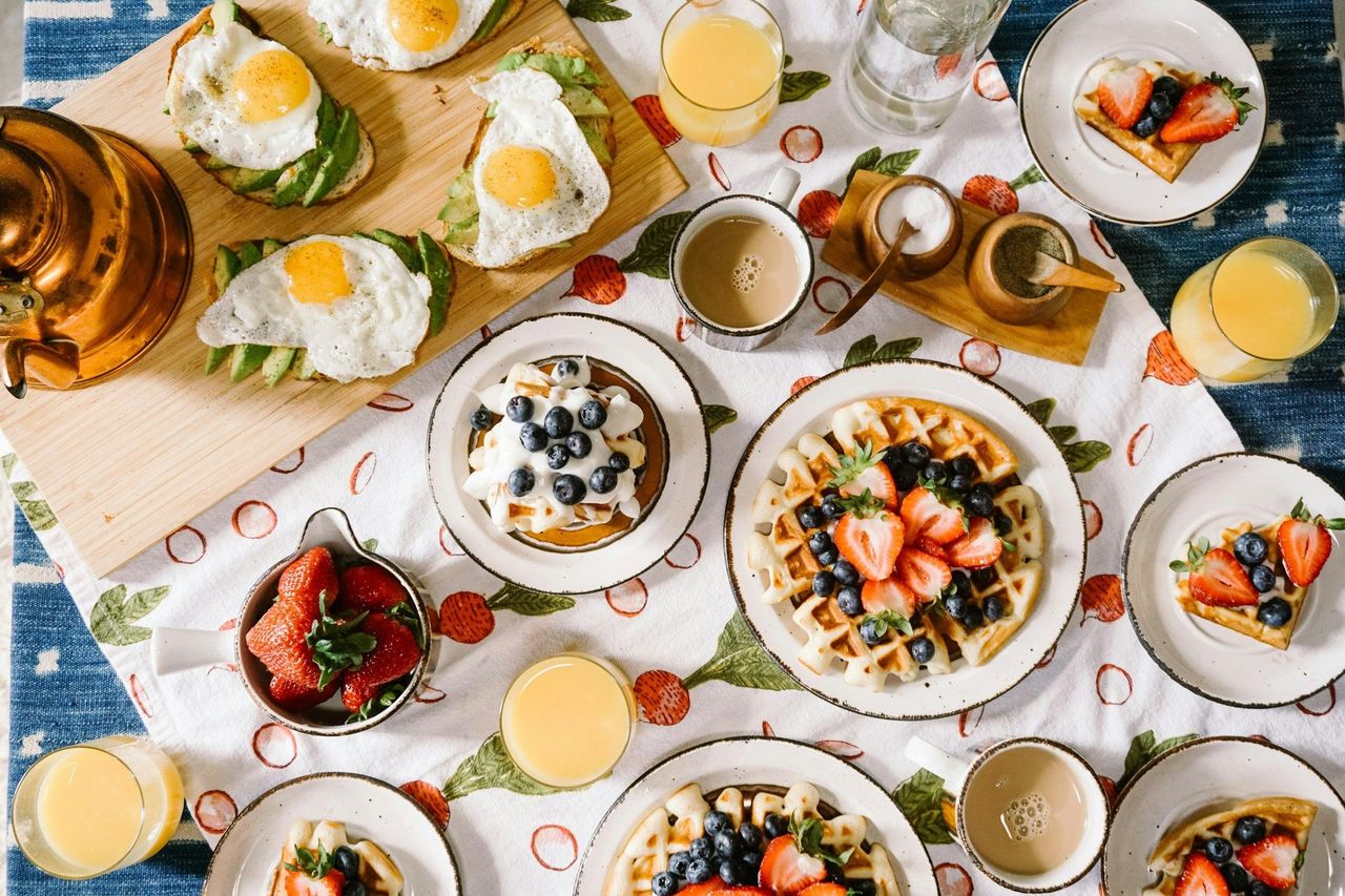 Desayuno variado. Foto: <a href="https://unsplash.com/@therachelstory?utm_source=Hoy%20Apps&utm_medium=referral" target="_blank" rel="noopener">Rachel Park</a> (<a href="https://unsplash.com/photos/breakfast-spread-with-waffles-eggs-and-juice-hrlvr2ZlUNk?utm_source=Hoy%20Apps&utm_medium=referral" target="_blank" rel="noopener">Unsplash</a>)
