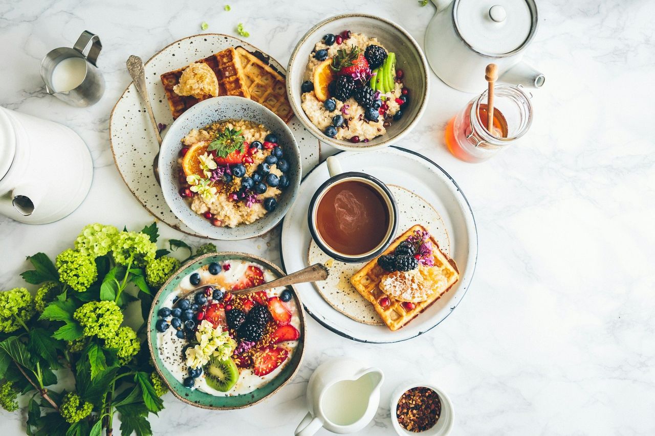 Desayuno variado. Foto: <a href="https://unsplash.com/@brookelark?utm_source=Hoy%20Apps&utm_medium=referral" target="_blank" rel="noopener">Brooke Lark</a> (<a href="https://unsplash.com/photos/fruit-salad-on-gray-bowls-HlNcigvUi4Q?utm_source=Hoy%20Apps&utm_medium=referral" target="_blank" rel="noopener">Unsplash</a>)