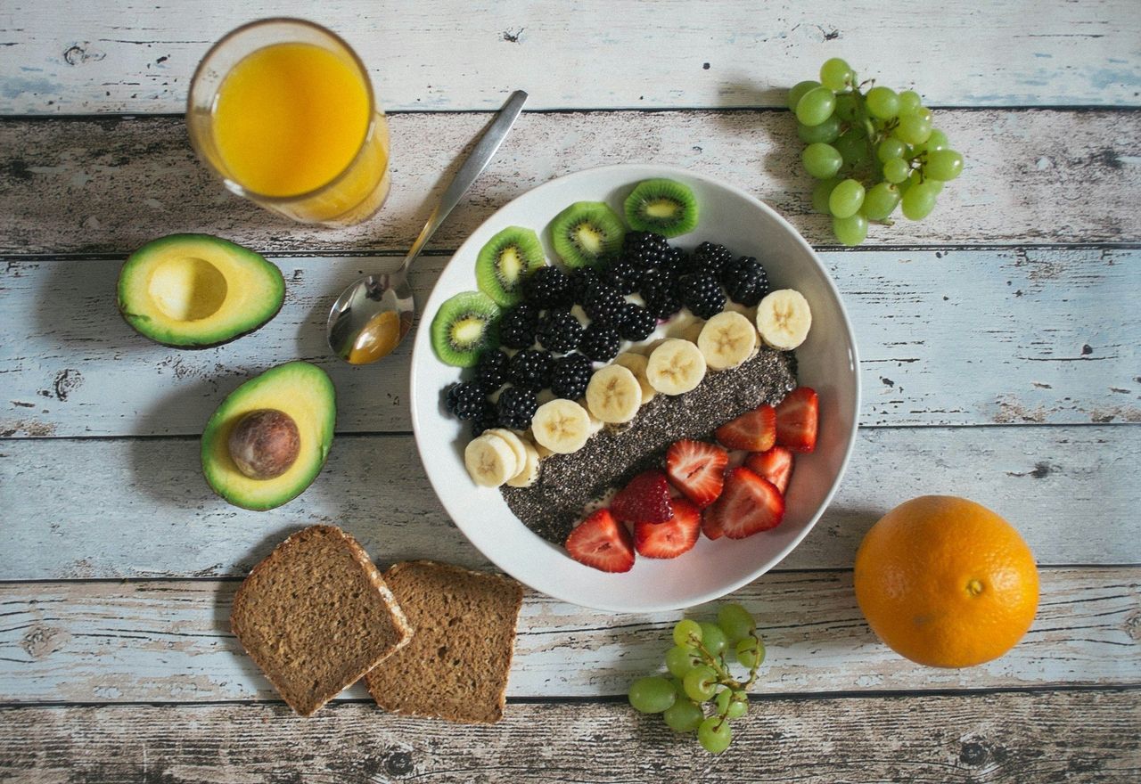 Desayuno variado. Foto: <a href="https://unsplash.com/@jannisbrandt?utm_source=Hoy%20Apps&utm_medium=referral" target="_blank" rel="noopener">Jannis Brandt</a> (<a href="https://unsplash.com/photos/fruit-lot-on-ceramic-plate-8manzosDSGM?utm_source=Hoy%20Apps&utm_medium=referral" target="_blank" rel="noopener">Unsplash</a>)